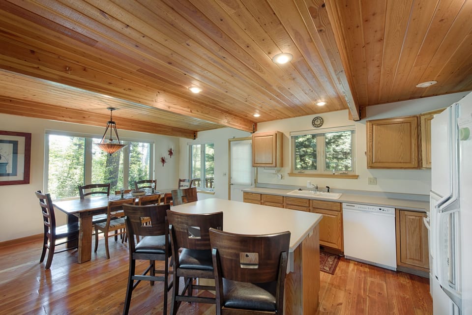 Dedicated dining area.  Filtered lake views.