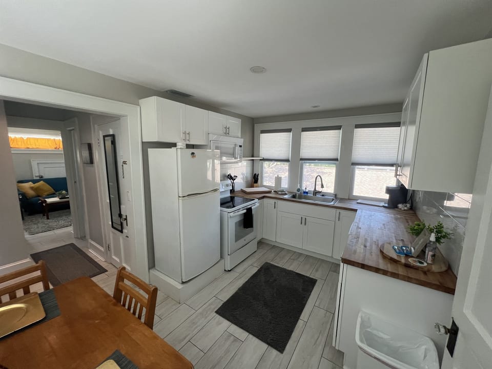 Full kitchen