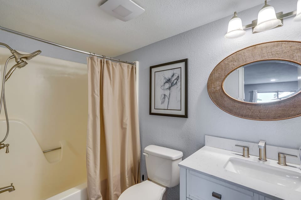 En-Suite Bathroom | Complimentary Shampoo/Conditioner | Grab Rails in Shower