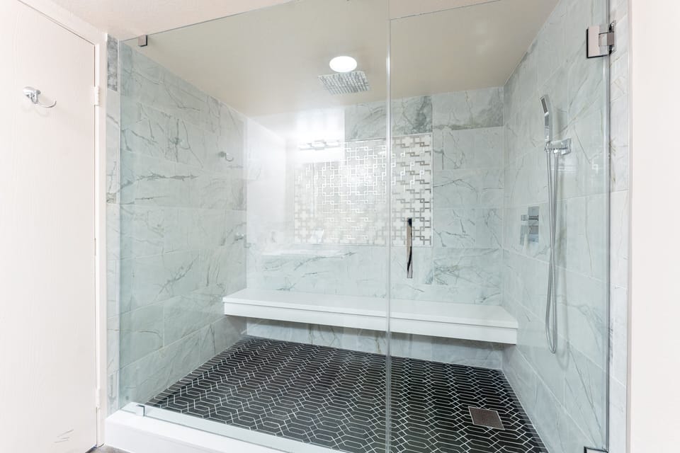 Deluxe Suite (Smoking) | Bathroom | Free toiletries, hair dryer, towels, soap