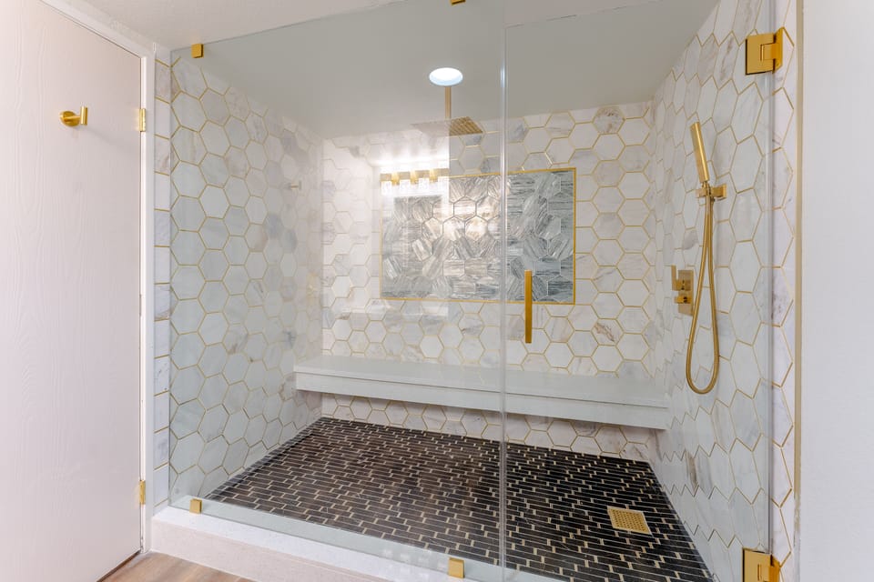 Deluxe Suite (Non Smoking) | Bathroom | Free toiletries, hair dryer, towels, soap