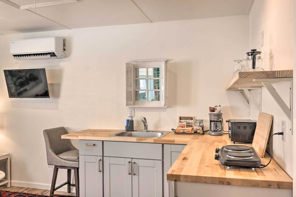 Well-Equipped Kitchen | Dishware/Flatware