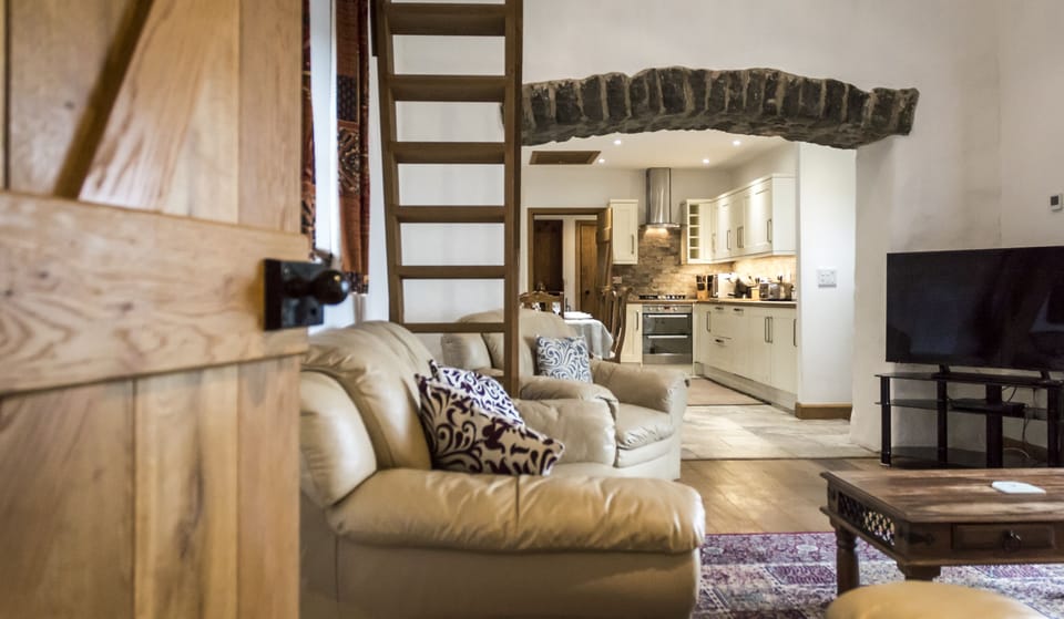Cottage (4 Bedrooms) | Living room | 40-inch flat-screen TV with digital channels, TV