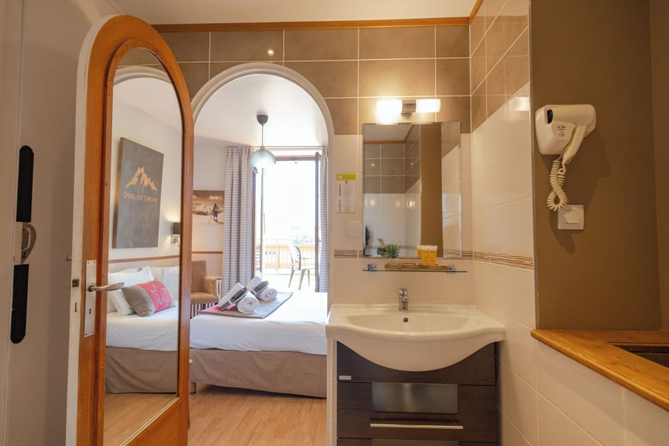 Classic Room, 1 Queen Bed, Balcony, Mountain View | Bathroom | Free toiletries, hair dryer, towels, soap