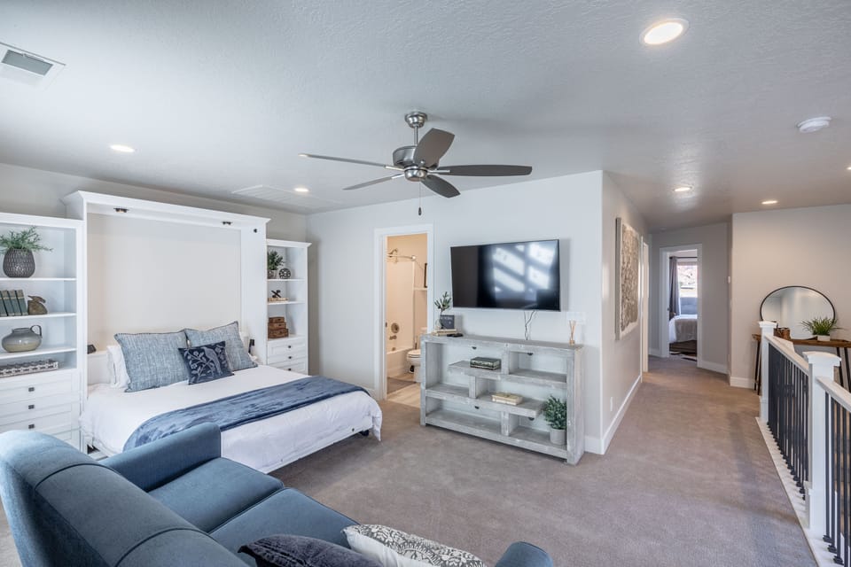 Family Room - Watch your favorite sporting event while you lounge around in the unenclosed 4th bedroom.