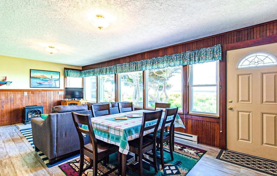 Living Room/Dining Area