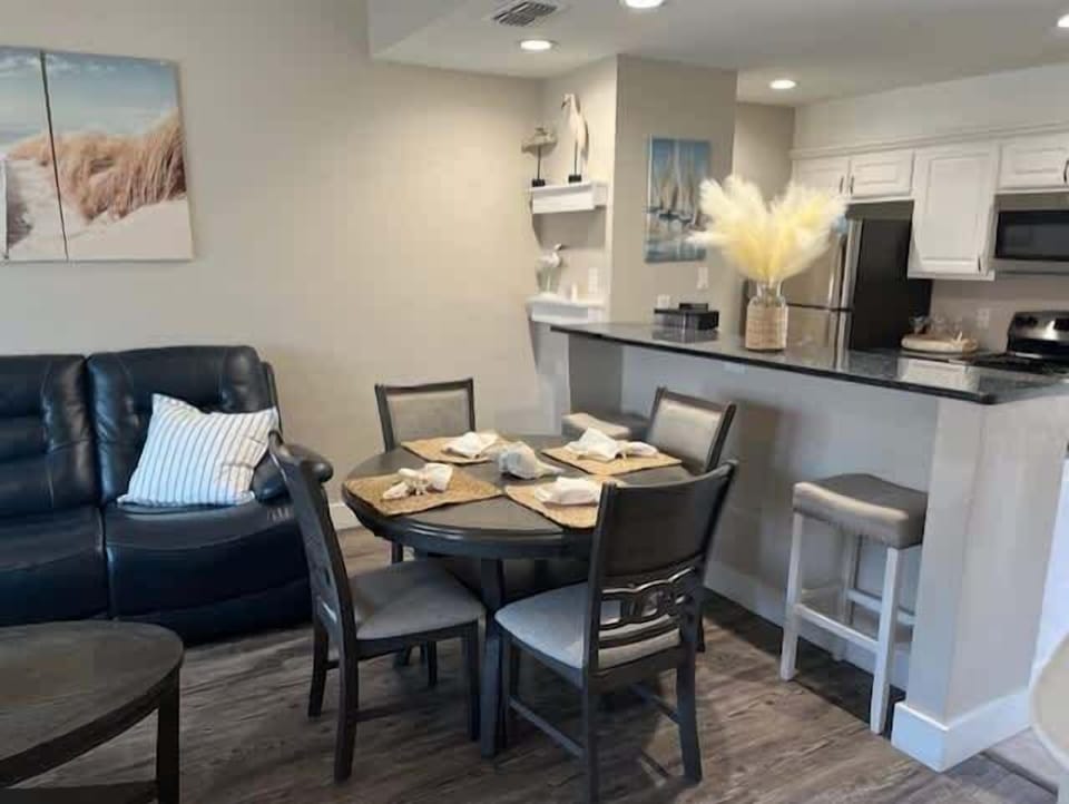 Living room/ dining area