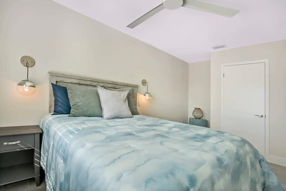 Master bedroom with Queen size bed and Smart TV with streaming apps