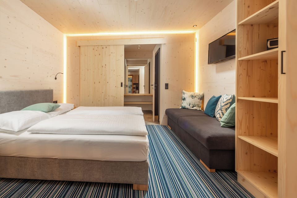 Desk, soundproofing, free WiFi, bed sheets