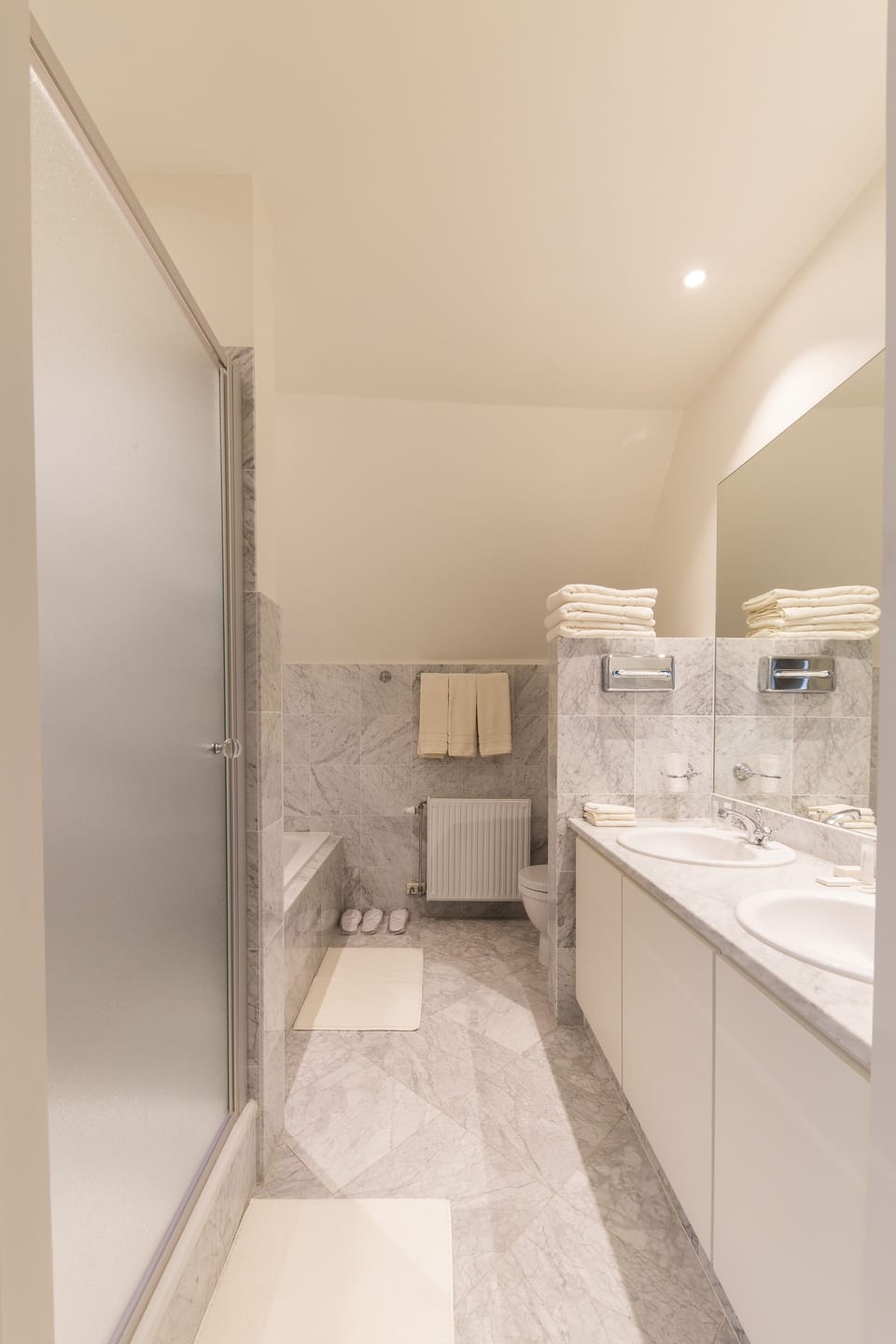 Romantic Suite | Bathroom | Separate tub and shower, free toiletries, hair dryer, slippers
