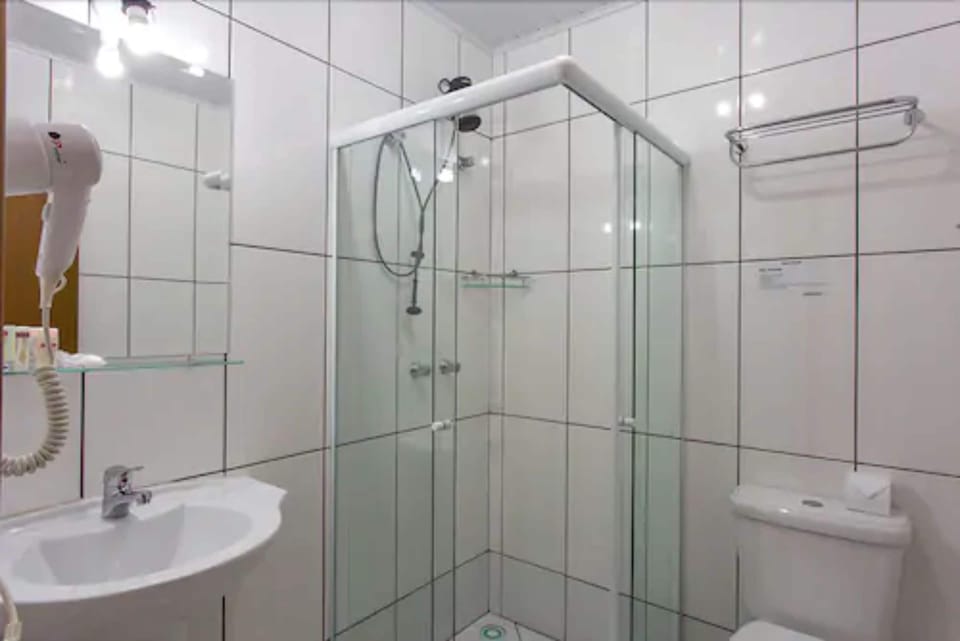 Standard Room, Non Smoking | Bathroom | Shower, rainfall showerhead, hair dryer, towels