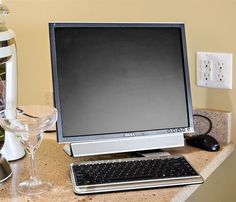 DESKTOP-COMPUTER-ON-BREAKFAST-BAR
