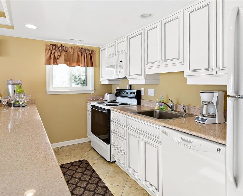 KITCHEN-SHOWING-MARGARITA-MACHINE