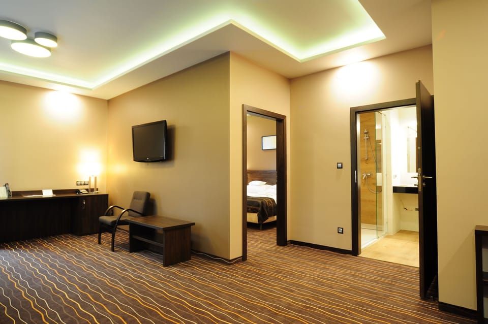 Suite | Premium bedding, desk, iron/ironing board, cribs/infant beds