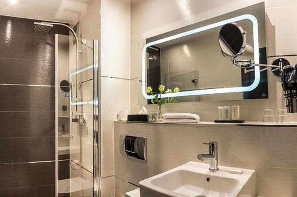 Rainfall showerhead, free toiletries, hair dryer, bidet