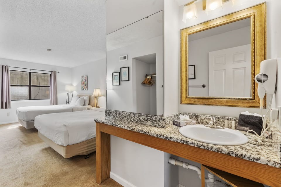 Guest Bedroom with 2 Queen Beds and En Suite Bath