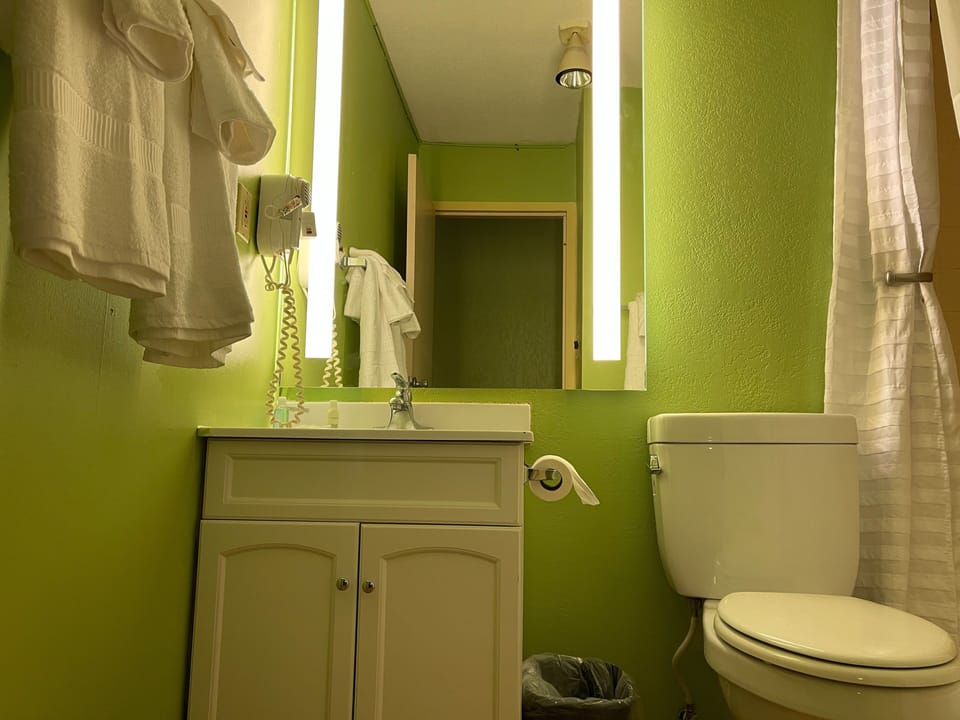 Combined shower/tub, rainfall showerhead, hair dryer, towels