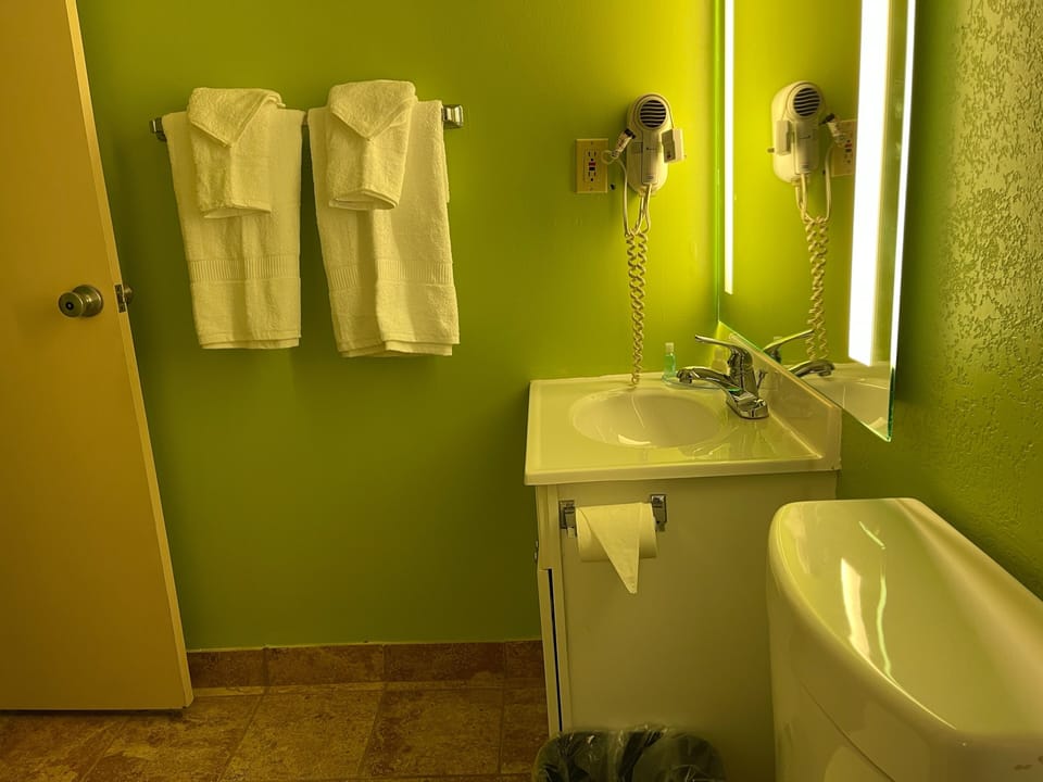 Combined shower/tub, rainfall showerhead, hair dryer, towels