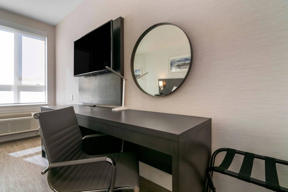 Standard Room, 1 King Bed, Non Smoking | Premium bedding, down comforters, pillowtop beds, desk