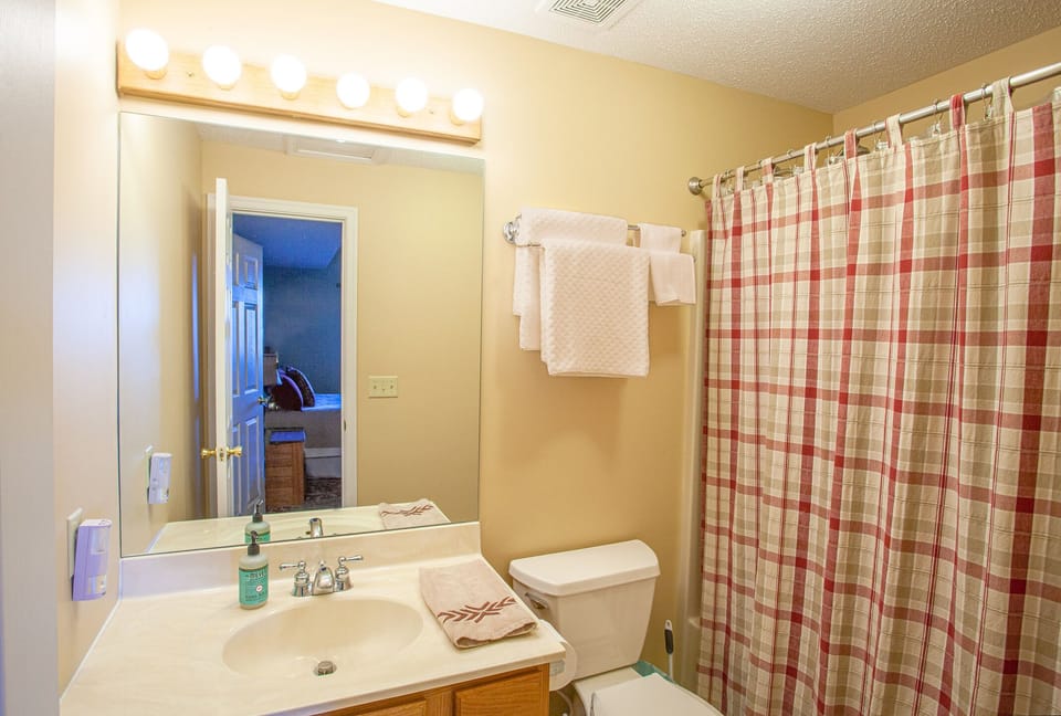 Master Bedroom Three Private en suite Bathroom.