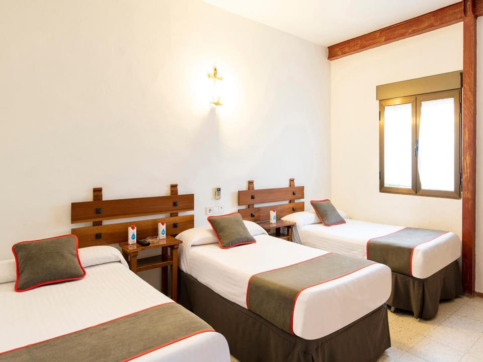 Triple Room | Free WiFi, bed sheets