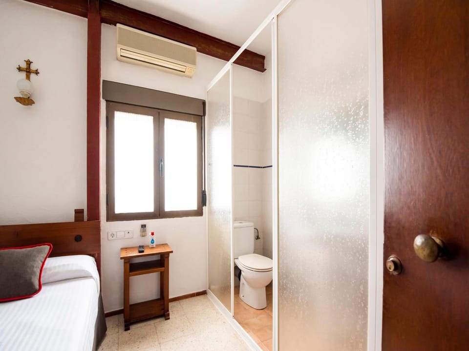 Single Room | Free WiFi, bed sheets