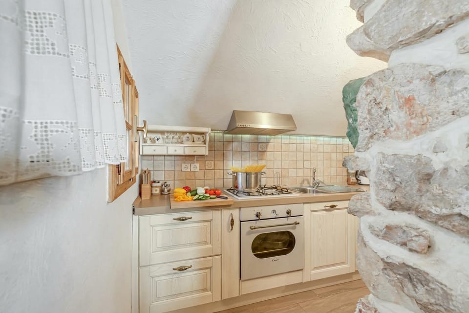 Family Chalet, 3 Bedrooms, Fireplace, Mountainside (Homestead Bahor With Whirlpool) | Private kitchen | Dining tables