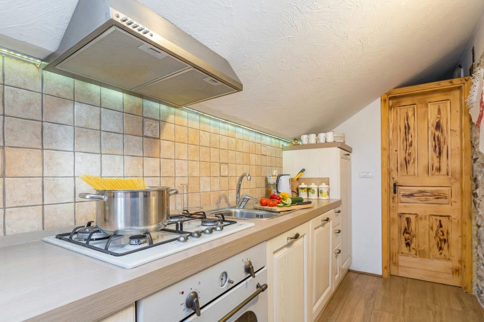 Family Chalet, 3 Bedrooms, Fireplace, Mountainside (Homestead Bahor With Whirlpool) | Private kitchen | Dining tables