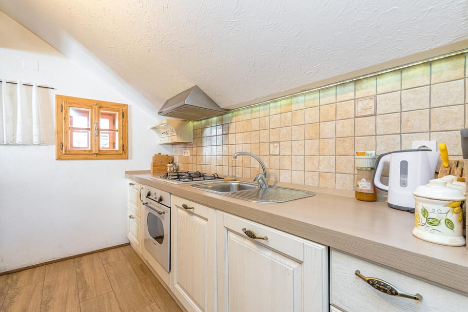 Family Chalet, 3 Bedrooms, Fireplace, Mountainside (Homestead Bahor With Whirlpool) | Private kitchen | Dining tables