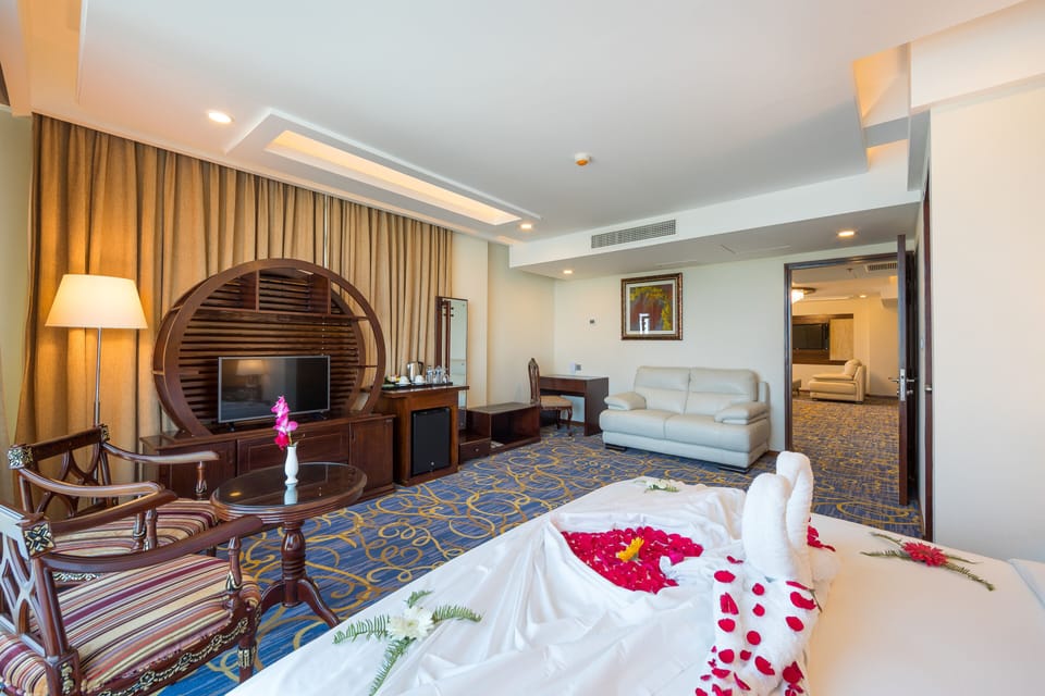 Royal Suite | Minibar, individually decorated, individually furnished, desk