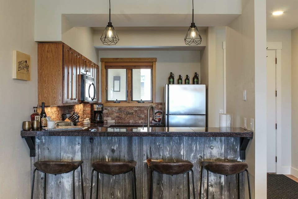 Seating for four at the breakfast bar