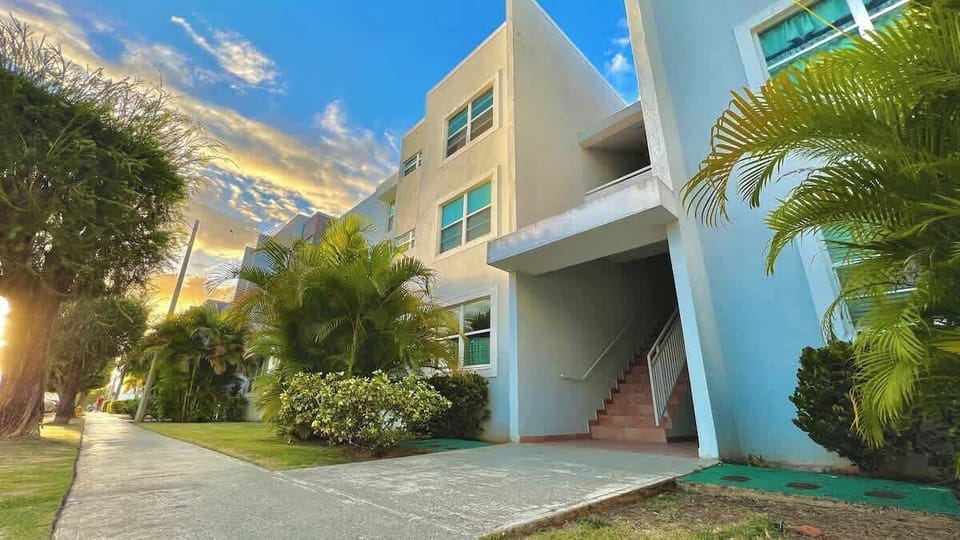 Veredas del Mar Penthouse is located on the third level of the building. Must climb stairs.
