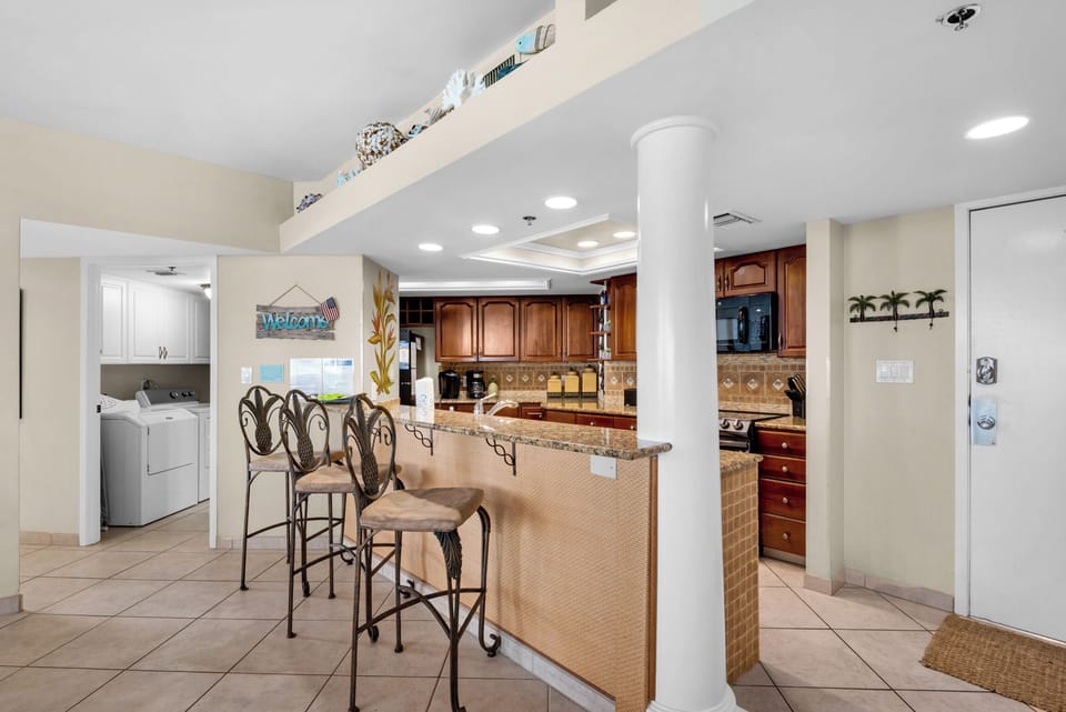 Eat-in bar and kitchen