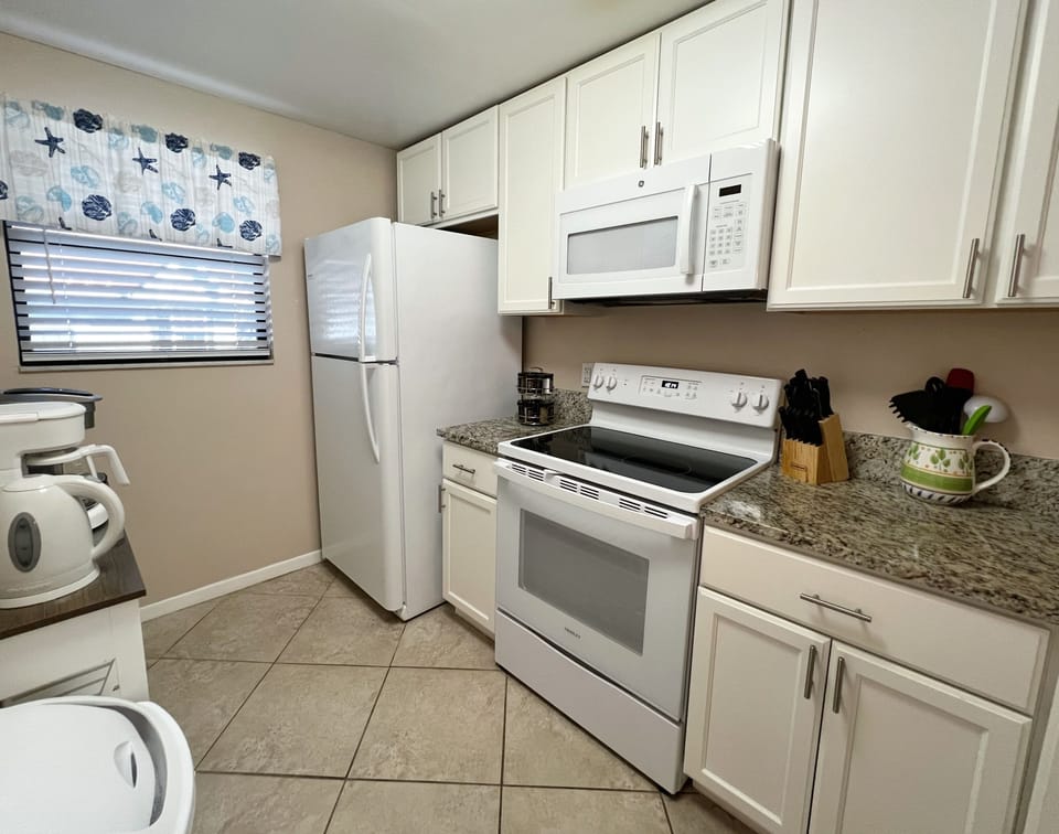 Full kitchen with both a Keurig coffee maker, drip style coffee - Full kitchen with both a Keurig coffee maker, drip style coffee maker, and an electric tea kettle.