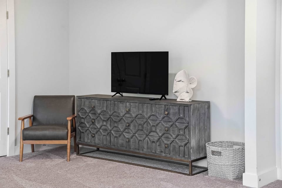 Tv in master bedroom