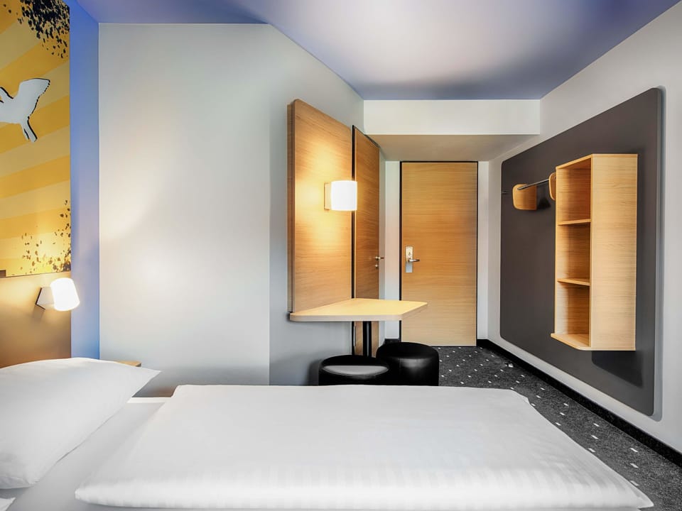 Hypo-allergenic bedding available, WiFi (free), bed sheets
