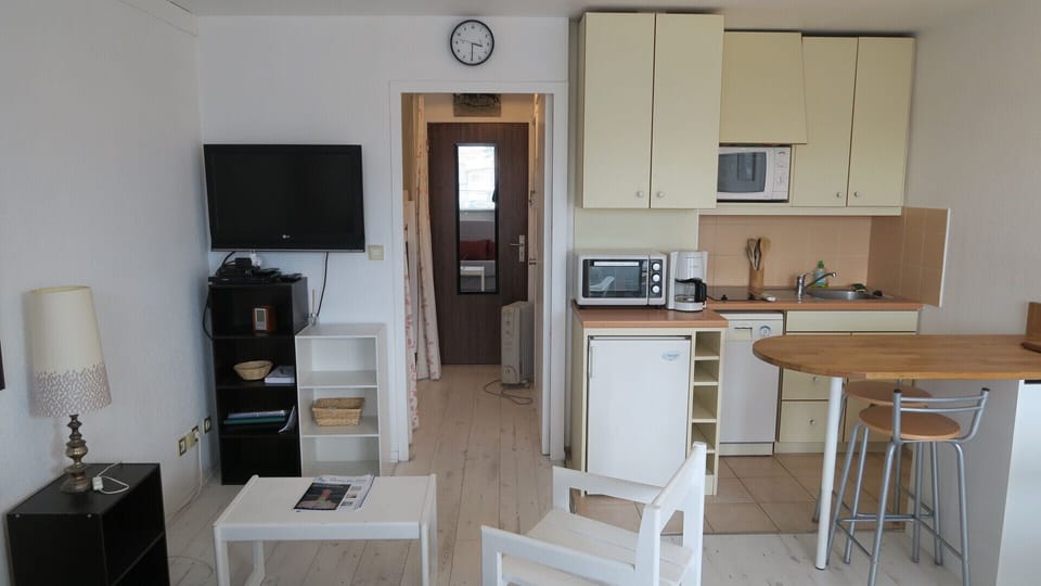 Living room with fitted kitchen area