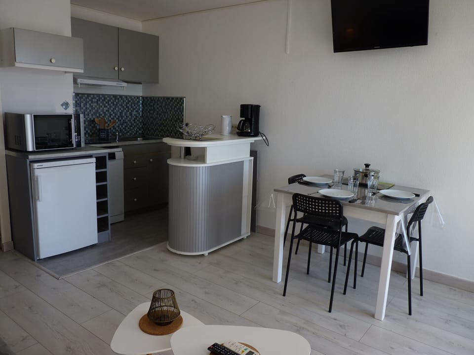 Fully equipped kitchen area