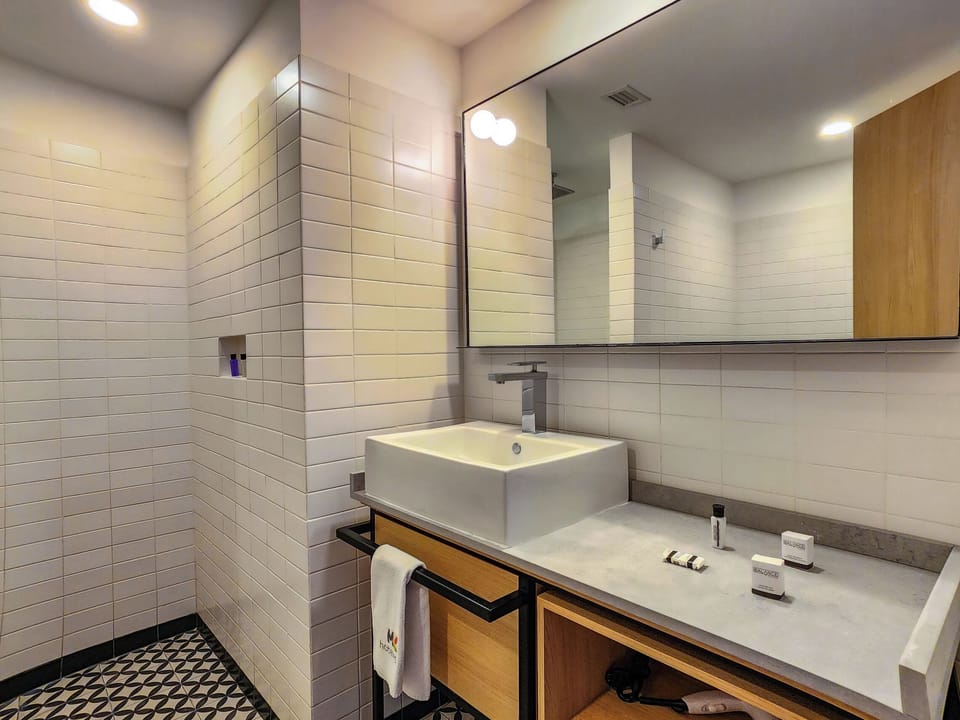 Comfort Studio Suite | Bathroom | Shower, hair dryer, towels