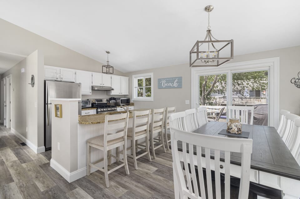 Open Concept, Kitchen and dining room on upper level.