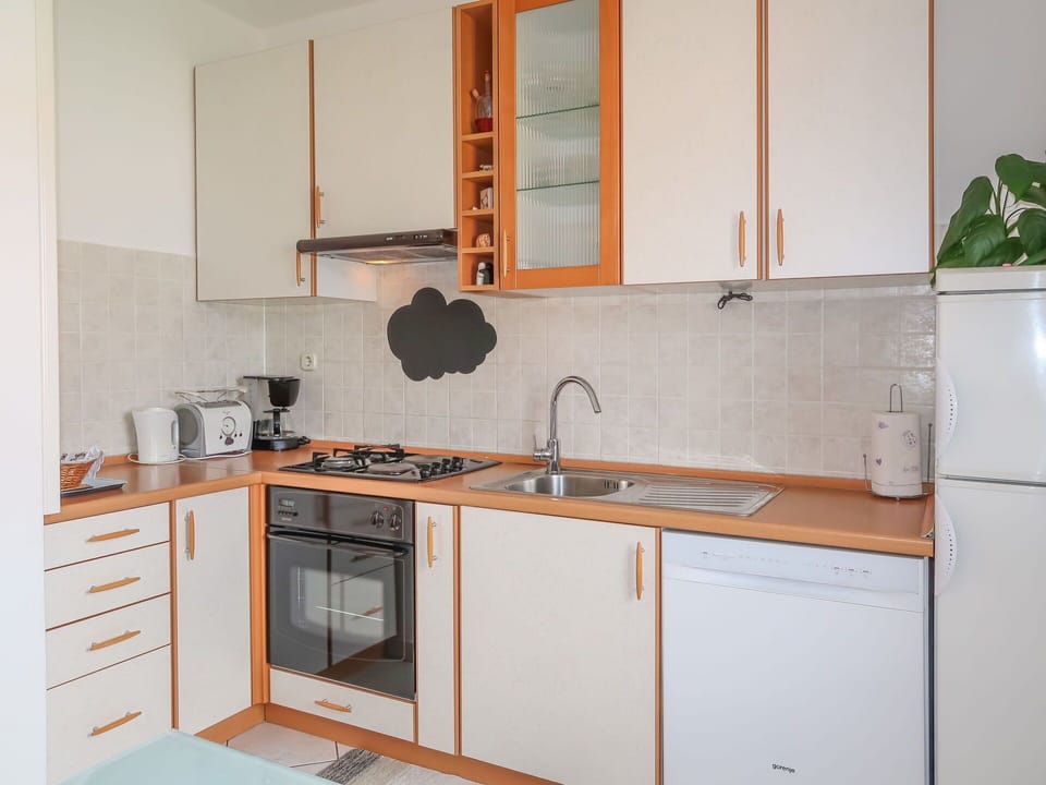 Cabinetry, Kitchen Sink, Tap, Countertop, Sink, Property, Building, Kitchen Stove, Kitchen Appliance, Kitchen