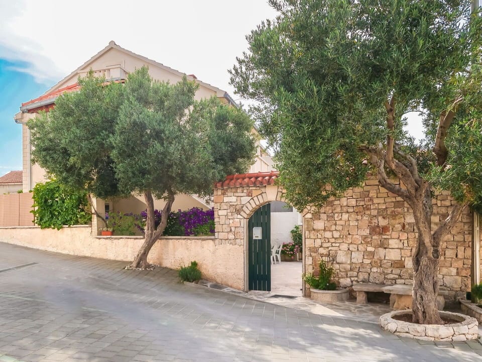 Property, Tree, Residential Area, Wall, Neighbourhood, House, Town, Building, Real Estate, Architecture