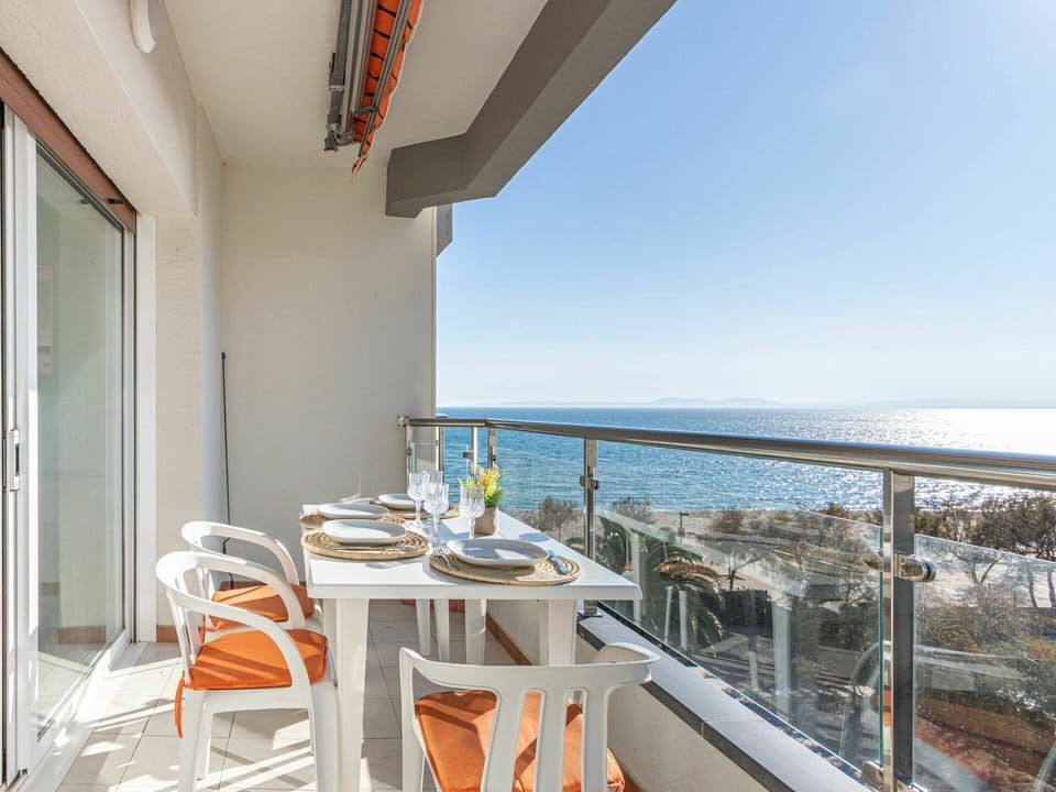 Property, Balcony, Room, Apartment, Building, Real Estate, House, Interior Design, Vacation, Architecture