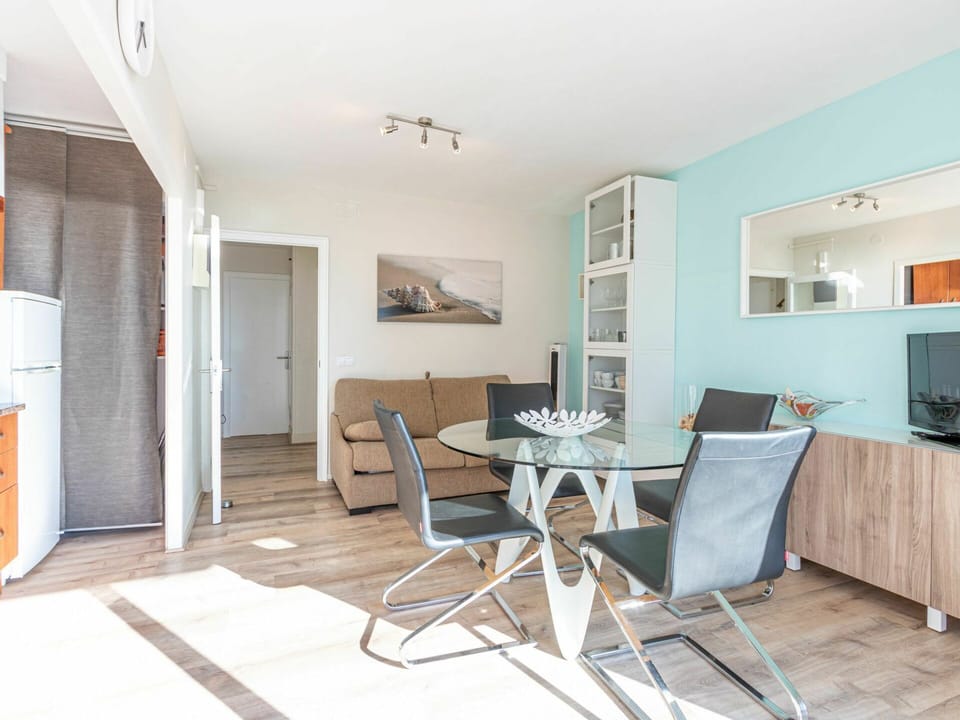 Room, Property, Furniture, Interior Design, Building, House, Ceiling, Floor, Table, Real Estate