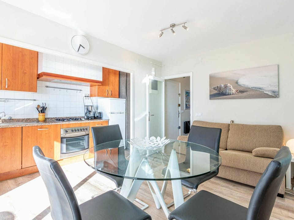 Property, Room, Furniture, Interior Design, Building, Real Estate, House, Living Room, Table, Floor