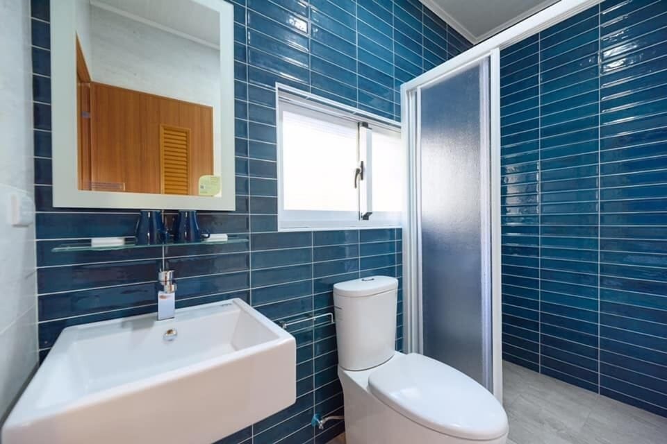 Deluxe Studio Suite | Bathroom | Shower, rainfall showerhead, free toiletries, hair dryer