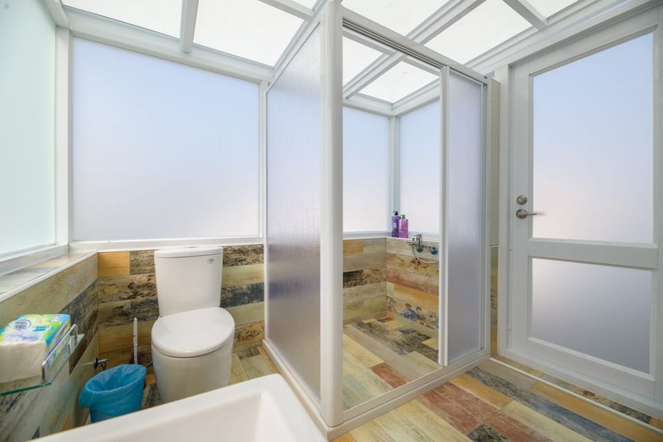 Design Double Room, Non Smoking | Bathroom | Shower, rainfall showerhead, free toiletries, hair dryer