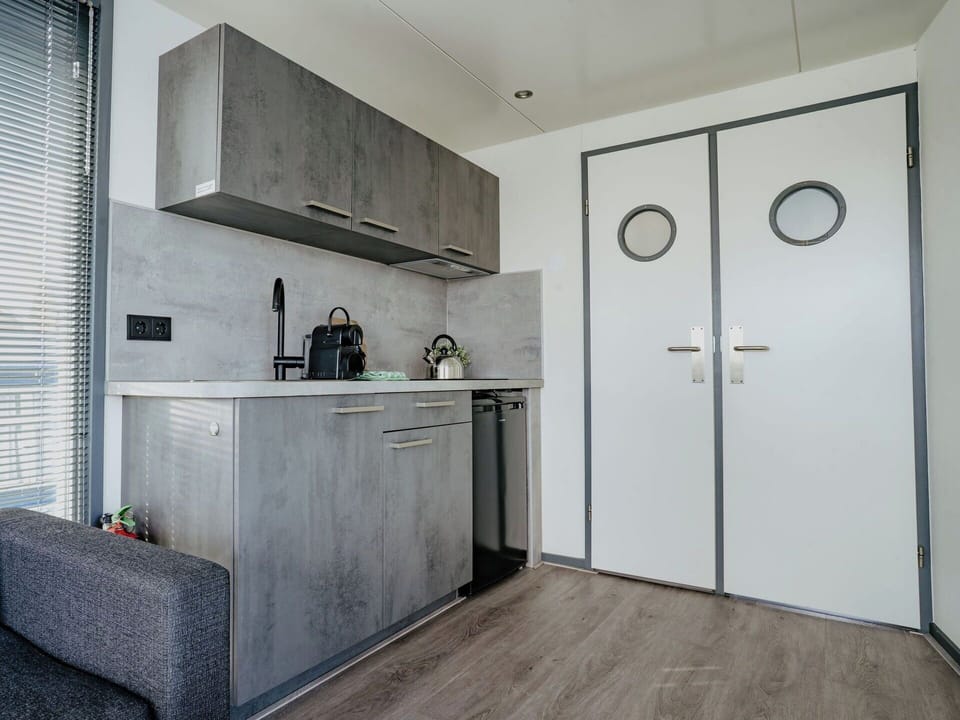 Flooring, Floor, Interior Design, Ceiling, Apartment, Room, Countertop, Cabinetry