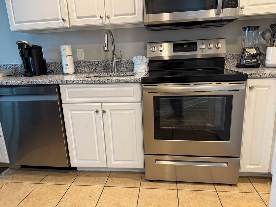 Kitchen - Stove, Fridge, Microwave and Dishwasher with Granite Countertops
