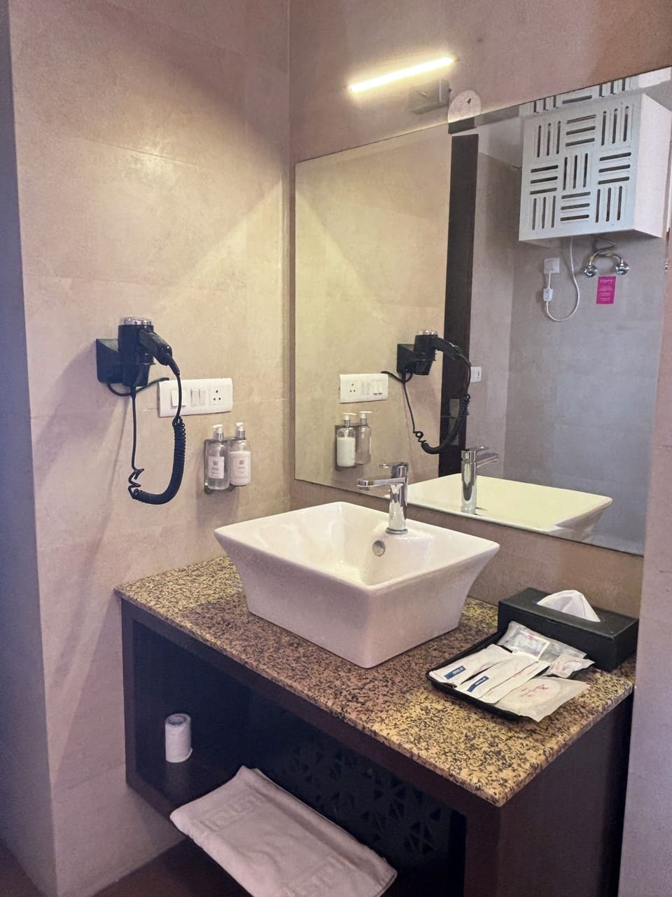 Super Deluxe Rooms with Valley View | Bathroom | Shower, free toiletries, hair dryer, bathrobes